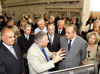Le 30 juin, deux jours après la décision historique, le président Chirac était à Cadarache. Personne n'avait « gagné » ; personne n'avait « perdu ». Les membres d'ITER avaient démontré leur capacité à surmonter leurs divergences et à concevoir une solution acceptable par tous. (Click to view larger version...)